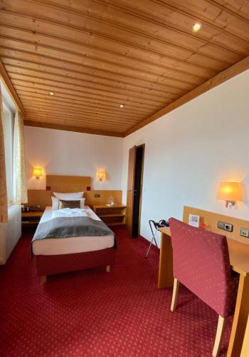 Postel nebo postele na pokoji v ubytování Hotel Strasser