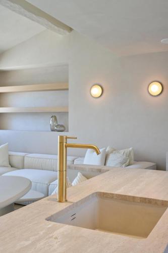 - une cuisine avec un comptoir, un évier et un canapé dans l'établissement Golfe de St-Tropez somptueux appartement vue port et mer, à Cogolin