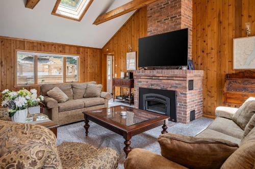 Lake house w/ indr pool and jacuzziにあるテレビまたはエンターテインメントセンター