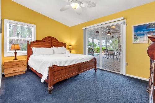 een slaapkamer met een groot bed en een patio bij Island Sea-Cret in Anna Maria
