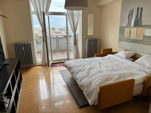 Postel nebo postele na pokoji v ubytování Great View Apartment in the Center of the City
