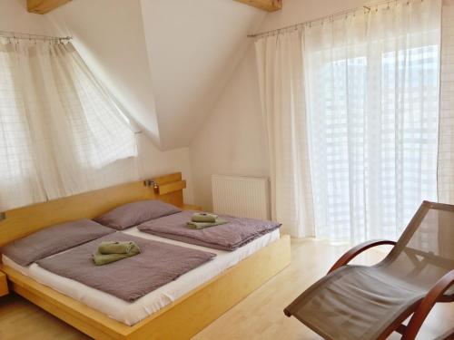 穆劳附近圣洛伦岑Kreischberg Superior with Sauna的一间卧室，里面有一张床、一把椅子和一扇窗户