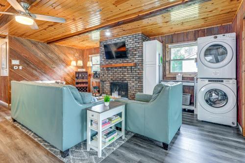 Χώρος καθιστικού στο New Lisbon Home with Fire Pit and Ping-Pong!