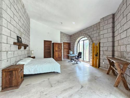 a bedroom with a bed and a desk at Finca Agua Salada in Xochitepec