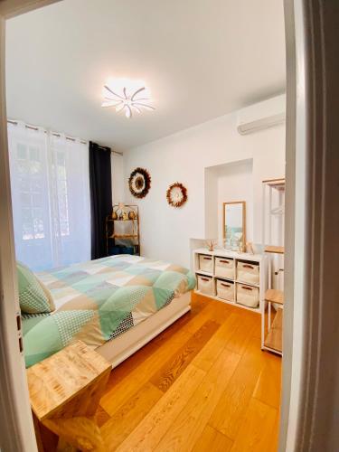 une chambre avec un lit, une commode et un miroir dans l'établissement 2- Cosy one bedroom apt 2-4p, located Place Nationale, à Antibes