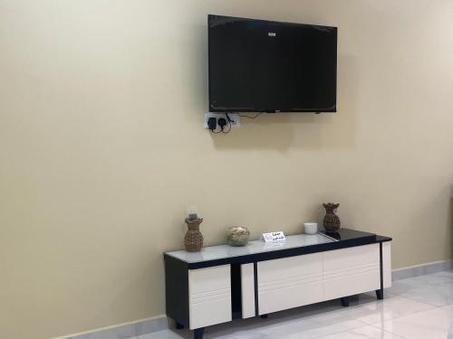 Televiisor ja/või meelelahutuskeskus majutusasutuses View rooms غرف الإطلالة