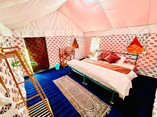 ein Schlafzimmer mit einem Bett in einem Zelt in der Unterkunft Himalyan Wild Trails Premium Swiss Camp Prashar Lake in Mandi