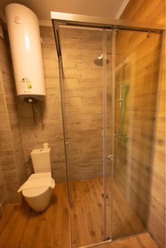 Ένα μπάνιο στο Garden Apartment Fichoza 1 - 80 m from the see