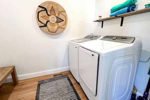a laundry room with a washer and dryer at Penngrove Farmhouse Retreat in Penngrove