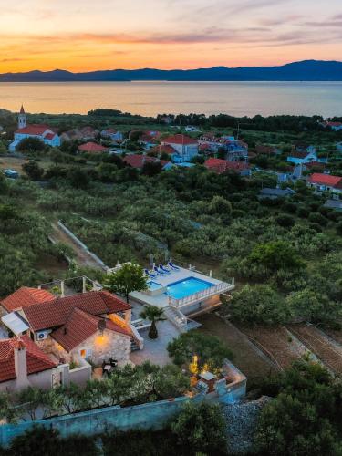 VILLA AGAPE - Three bedroom villa on 15k m2 olive grove - Incredible 360 view - Free parking - Private pool and jacuzzi