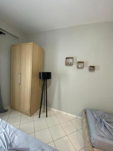 una camera da letto con un letto e un armadio in legno di Ar Apartment a Vlorë