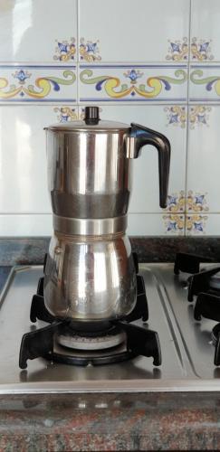 a tea kettle on top of a stove at Vacansis Habitaciones Privada en una Villa a un paso del Mar en Cullera in Cullera