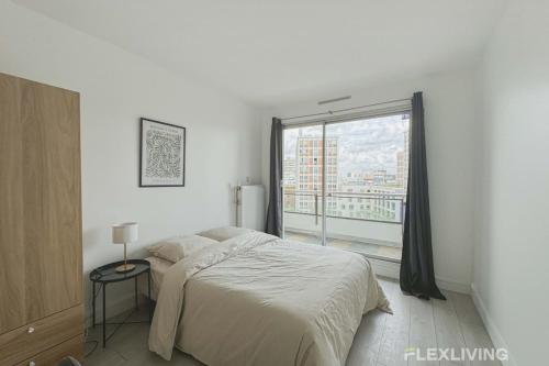 une chambre blanche avec un lit et une fenêtre dans l'établissement Flexliving - room - Mouchez, à Paris