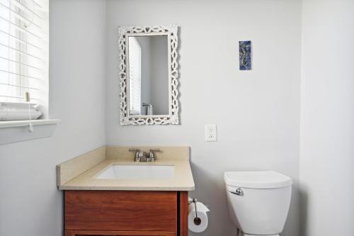Bilik mandi di Seahorse Oceanfront Inn