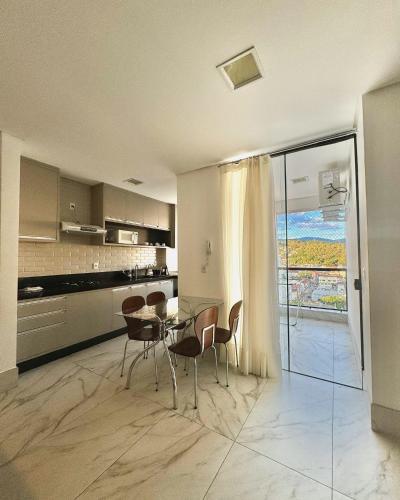 Dapur atau dapur kecil di Gontijo Apart Hotel