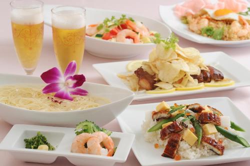 a table with plates of food and two glasses of beer at HOTEL SEEN - OCEAN TERRACE - (Adult Only) in Taketoyo