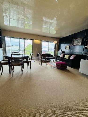 un salon avec une table, des chaises et un canapé dans l'établissement Cosy apt Père Lachaise-Parking privé, à Paris