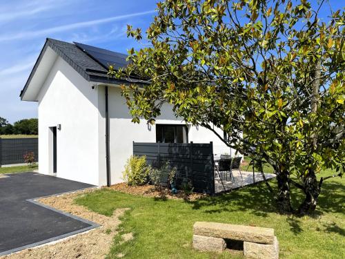 une maison blanche avec un toit noir dans l'établissement Maison indépendante au calme, à Thorigné-sur-Vilaine