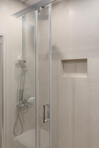 eine Dusche mit Glastür im Badezimmer in der Unterkunft MvP PAL in Preveza