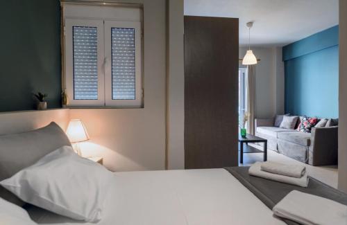 ein Schlafzimmer mit Bett und ein Wohnzimmer in der Unterkunft MvP PAL in Preveza