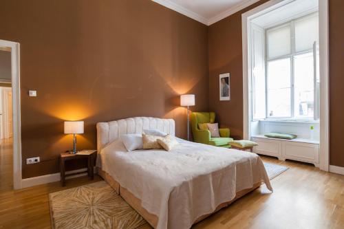 ブダペストにあるStyle&Art Apartmentのベッドルーム(白いベッド1台、窓付)