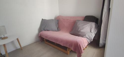 - une chaise avec 2 oreillers dans l'établissement L'appartement de la chance, au Cap d'Agde