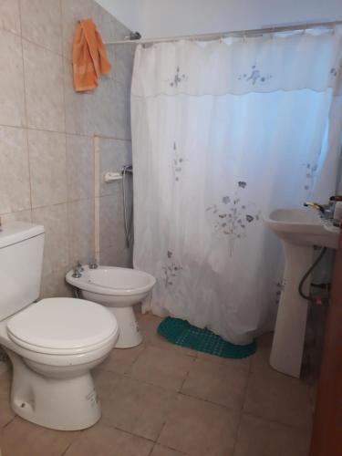 une salle de bains avec toilettes et lavabo dans l'établissement Alojamiento por día, à Puerto San Julian