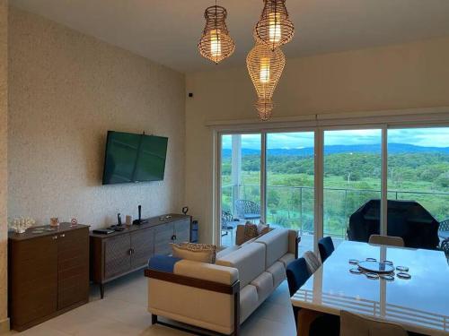 a living room with a couch and a table at Playa Escondida y el Caribe Panameño te Esperan in María Chiquita