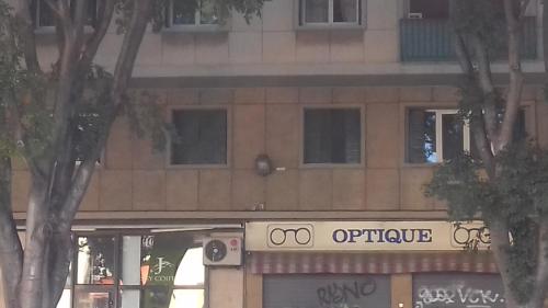 un immeuble de bureaux avec une enseigne devant dans l'établissement Appartement entre le velodrome et les plages!!!, à Marseille