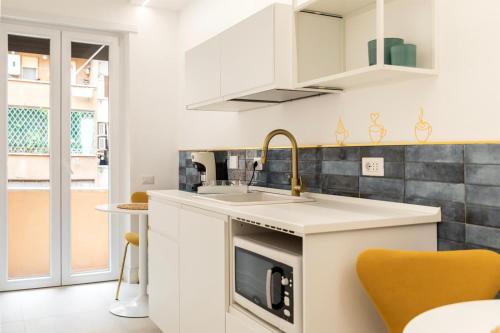 Η κουζίνα ή μικρή κουζίνα στο Vatican Lovely Nights-Luxury Rooms