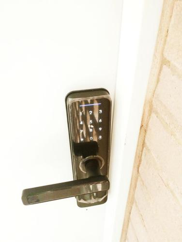 a black door handle on a white door at Apartamento Ibagué in Ibagué