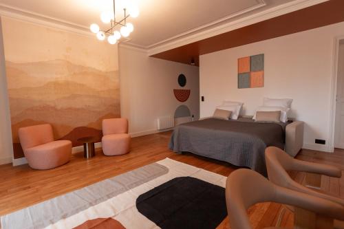 une chambre avec un lit et un salon dans l'établissement Chic et spacieux 6 personnes- cite de la science, à Paris