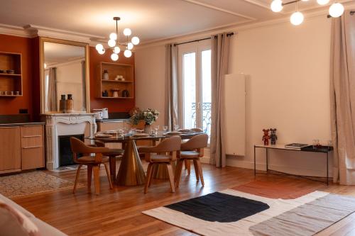une cuisine et une salle à manger avec une table et des chaises dans l'établissement Chic et spacieux 6 personnes- cite de la science, à Paris