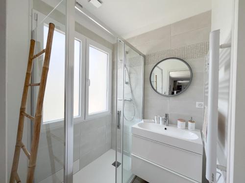 a white bathroom with a sink and a mirror at Superbe Maison Loft 80 m2 au calme avec jardin et parking privés proche Paris Disney la vallée village in Fontenay-sous-Bois
