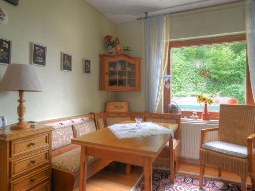Posezení v ubytování Apartment Am Dohlenberg - Steintisch by Interhome