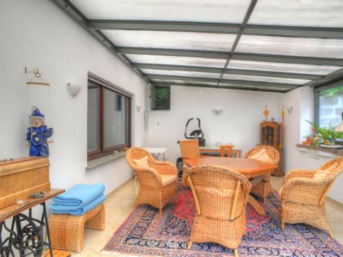 Posezení v ubytování Apartment Am Dohlenberg - Steintisch by Interhome