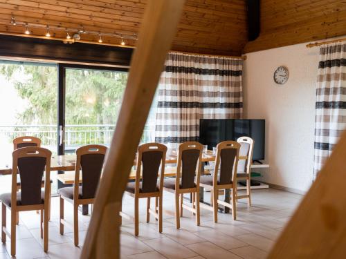 Μια τηλεόραση ή/και κέντρο ψυχαγωγίας στο Apartment Eifelnatur - Haus 2-3 by Interhome