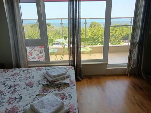 A bed or beds in a room at Byala-apartment-valmira