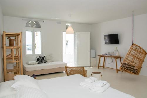 Gallery image of ALASI Tinos Jacuzzi Hotel in Agios Ioannis Tinos