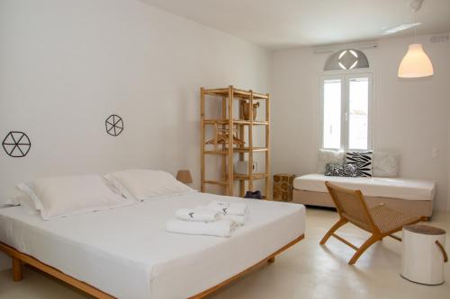 Postel nebo postele na pokoji v ubytování ALASI Tinos Jacuzzi Hotel