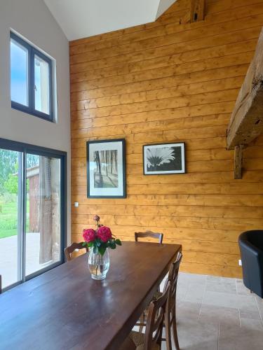 une salle à manger avec un mur en bois dans l'établissement LE GRAND CASTILLON - Gîte pêche avec 2 étangs privés, foret et Jacuzzi en option, à Castelnau-dʼAuzan