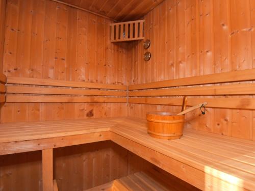 una sauna di legno vuota con un secchio dentro di Chalet Alwin by Interhome a Heidersbach