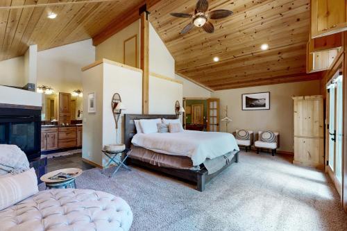 a bedroom with a bed and a ceiling fan at Oslo Manor in Truckee