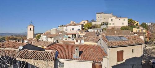 vista su una città con tetti di ALPES DE HAUTE PROVENCE , VINON SUR VERDON , UN DES PLUS BEAUX VILLAGE PROVENÇAL DE FRANCE POUR 4 a 5 PERS , TRES GRAND APPT 2 PCES , Tout Confort entièrement équipé a Vinon-sur-Verdon