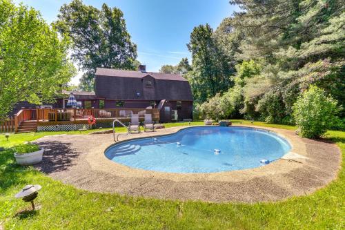 La alberca dentro o cerca de Spacious East Haddam Retreat with Private Pool!