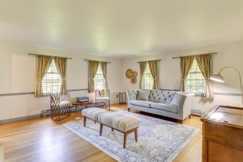 Un lugar para sentarse en Spacious East Haddam Retreat with Private Pool!