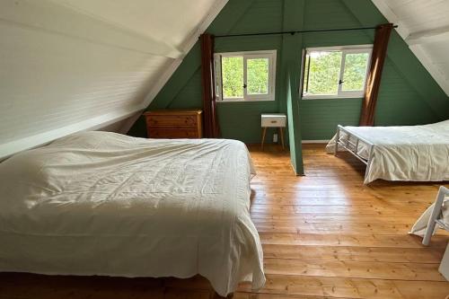 - une chambre verte avec 2 lits et 2 fenêtres dans l'établissement Chalet en Drôme Provençale, à Roussas