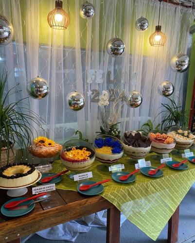 a table topped with lots of different types of food at Pousada Paraíso das Águas in Itirapina