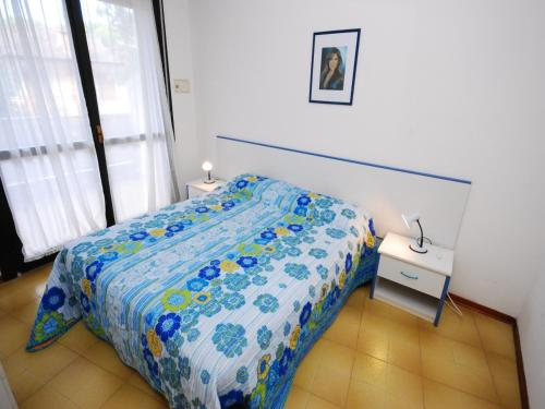 リニャーノ・サッビアドーロにあるResidenza La Meridianaのベッドルーム1室(青と白の掛け布団付きのベッド1台付)