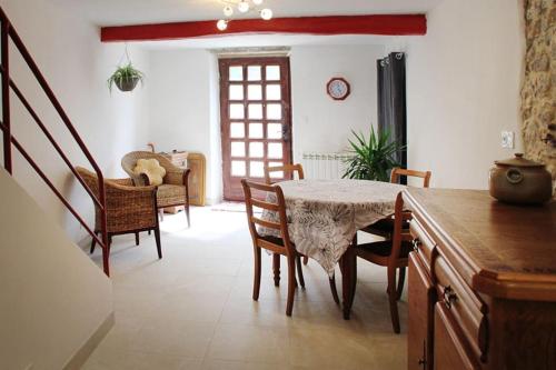 une salle à manger avec une table et des chaises dans l'établissement La Maison de Berthe - Havre de paix dans la campagne - Entièrement rénovée et équipéé, à Montmaur